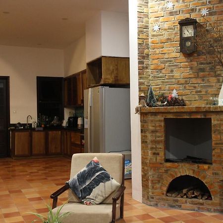 La Sen_Thu An_Phong Don Co Cua So Nhin Ra Ban Cong Apartment Thon An Hoa Exterior photo