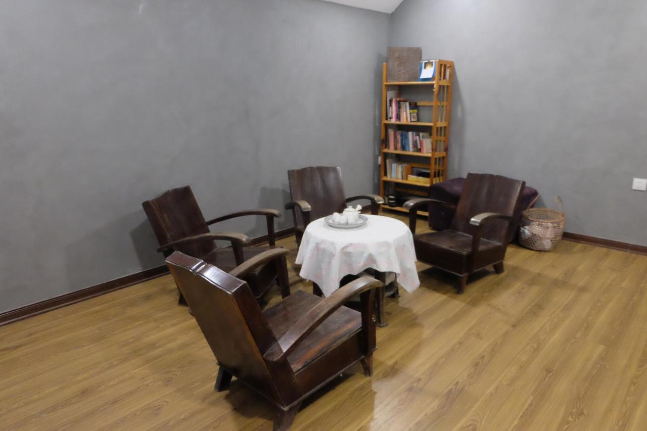 La Sen_Thu An_Phong Don Co Cua So Nhin Ra Ban Cong Apartment Thon An Hoa Exterior photo